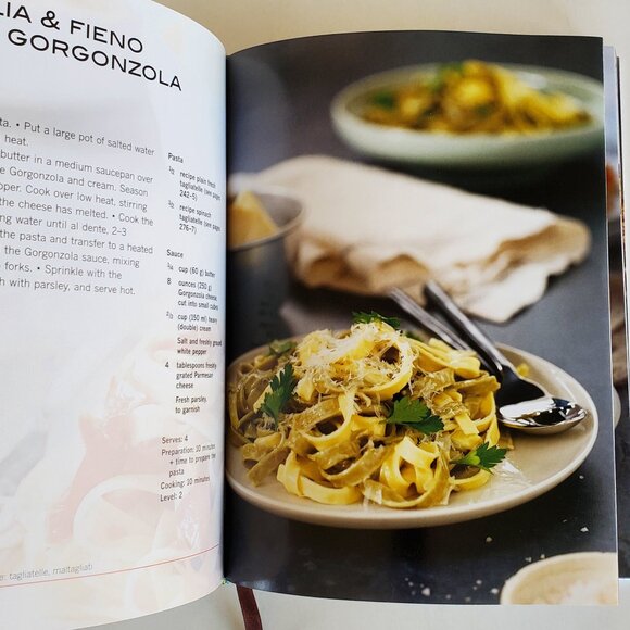 The Golden Book of Pasta Cookbook Recipe Hardcover Full Color Pictures Gold Edge - Picture 3 of 10